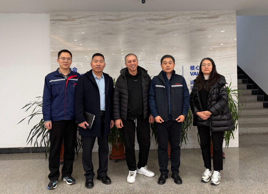 Привет из Китая: генеральный директор "Акватикс-Про" Андрей Великотский во время рабочей поездки посетил фабрики по производству тканей и обуви, провел аудит площадок и договорился о партнёрстве