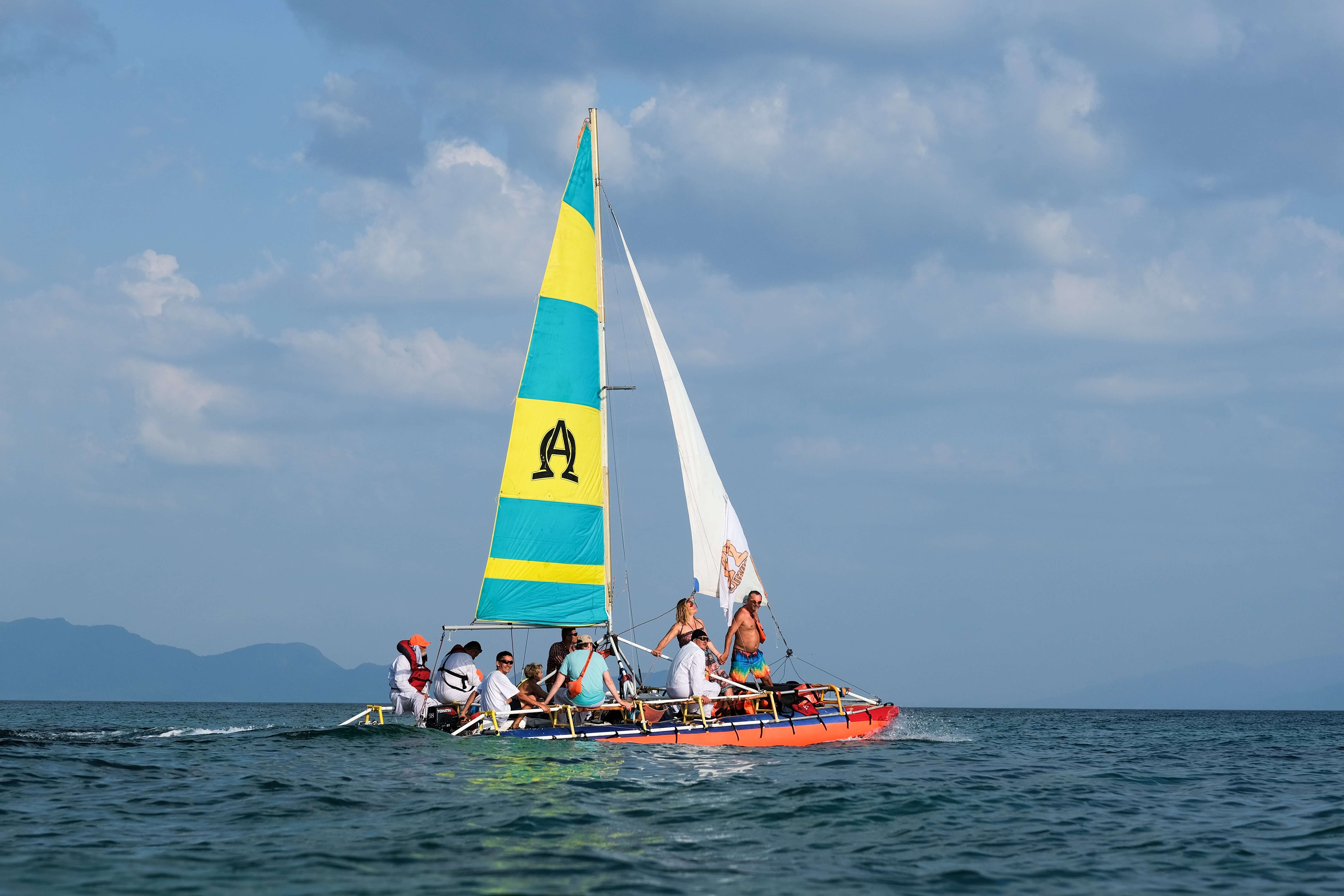 Акватикс совершила путешествие на катамаране по необитаемым островам Адаманского моря в Тайланде